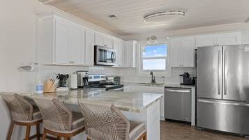 Coffee/tea maker, fridge, microwave, oven