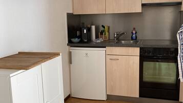 Een koelkast, een microgolfoven, een oven, een kookplaat