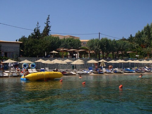 SPACIOUS HOUSE WITH PRIVATE POOL 5' WALKING TO THE BEACH: VILLA MELENIA 1