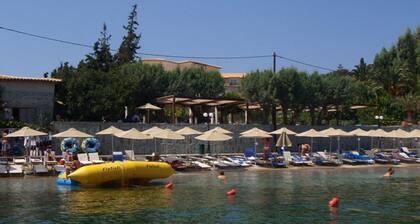SPACIOUS HOUSE WITH PRIVATE POOL 5' WALKING TO THE BEACH: VILLA MELENIA 1