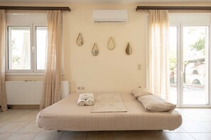 2 habitaciones, caja de seguridad en la habitación y escritorio 