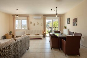 Smart-TV, DVD-Player, Bücher, Stereoanlage