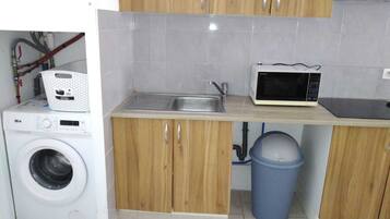 Réfrigérateur, micro-ondes, plaque de cuisson, cafetiÚre/bouilloire