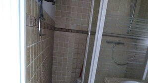 A small bathroom with a shower, a sink, and a toilet. - Pretty Apartment 15 min walk from the Promenade des Anglais (Nice)