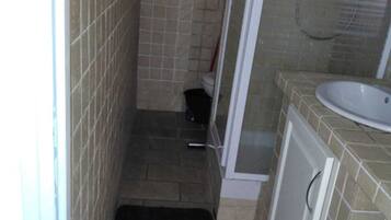 淋浴设施、肥皂、卫生纸