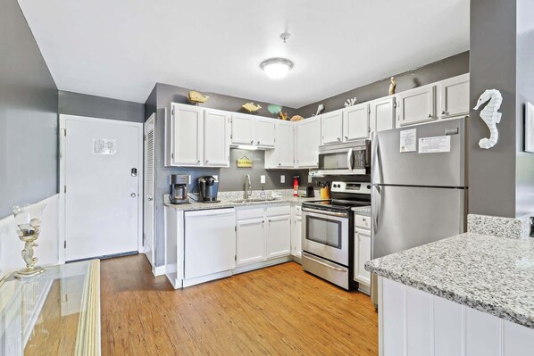 Jääkaappi, mikroaaltouuni, uuni, liesi