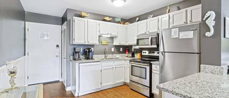 ثلاجة، ميكروويف، فرن، موقد طهي مسطح