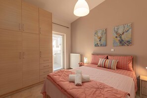 3 bedrooms, in-room safe, desk, iron/ironing board