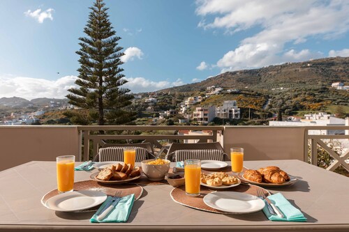 Family House 5 minutes walking to the beach :Villa Melenia with sea view veranda