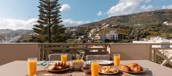 Family House 5 minutes walking to the beach :Villa Melenia with sea view veranda