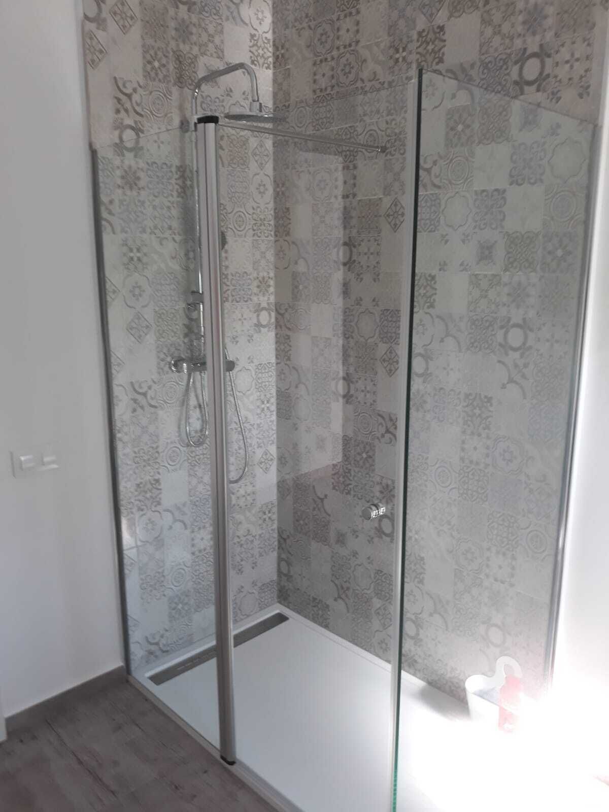 Een douche, handdoeken, toiletpapier