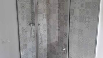 Een douche, handdoeken, toiletpapier