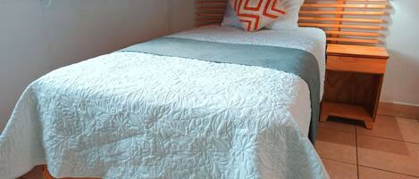 Habitación básica, 1 cama individual (Baño Compartido) | Wifi gratis y ropa de cama
