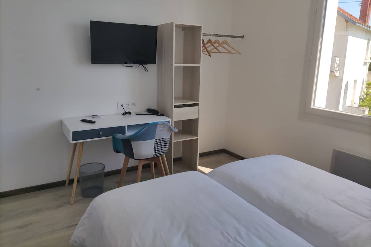 Standardzimmer | Individuell eingerichtet, Schreibtisch, laptopgeeigneter Arbeitsplatz