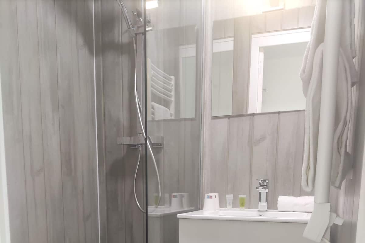 Dusche, Regendusche, Haartrockner, Handtücher