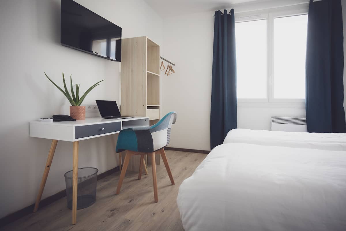 Standardzimmer | Individuell eingerichtet, Schreibtisch, laptopgeeigneter Arbeitsplatz