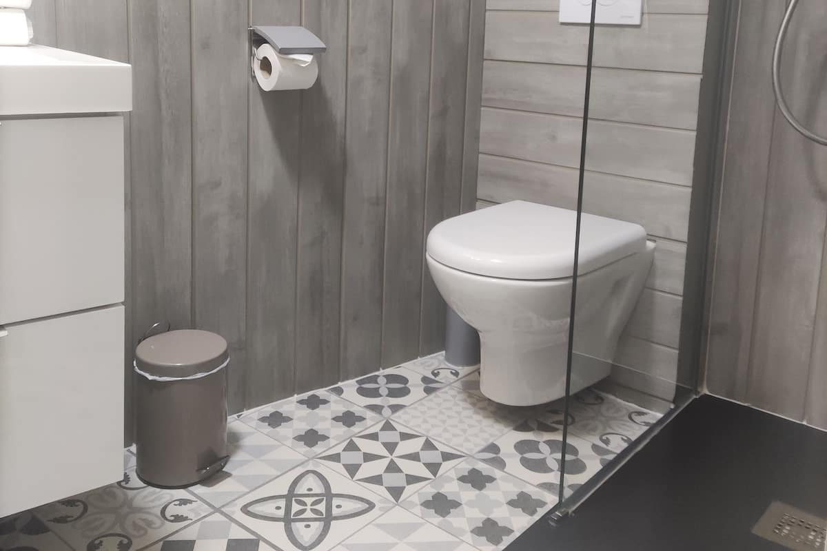 Familienzimmer | Badezimmer | Dusche, Regendusche, Haartrockner, Handtücher