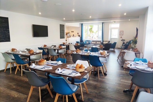 Daily continental breakfast (EUR 11 per person)