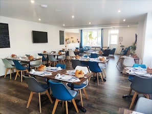 Daily continental breakfast (EUR 11 per person)