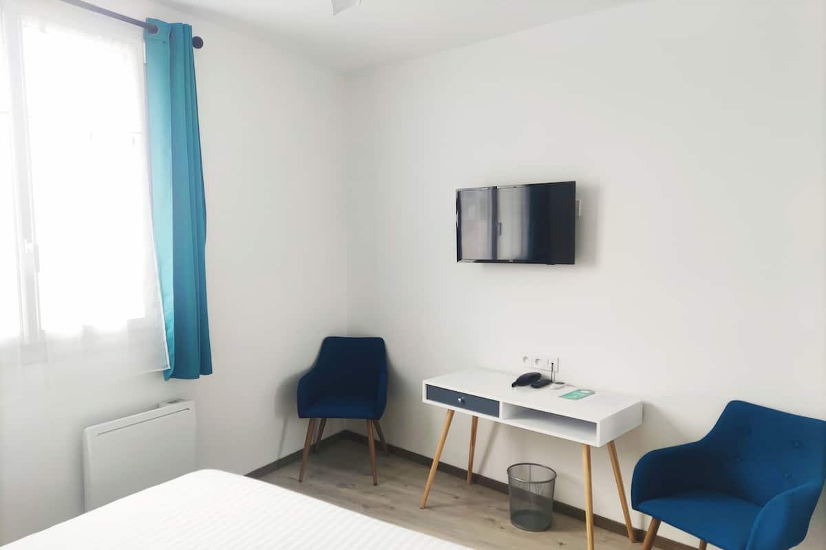 Familienzimmer | Individuell eingerichtet, Schreibtisch, laptopgeeigneter Arbeitsplatz