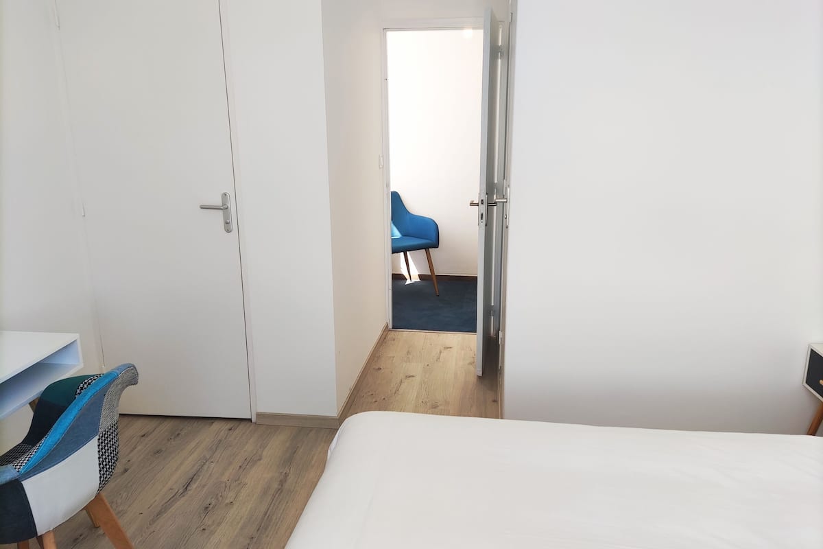 Standardzimmer | Individuell eingerichtet, Schreibtisch, laptopgeeigneter Arbeitsplatz