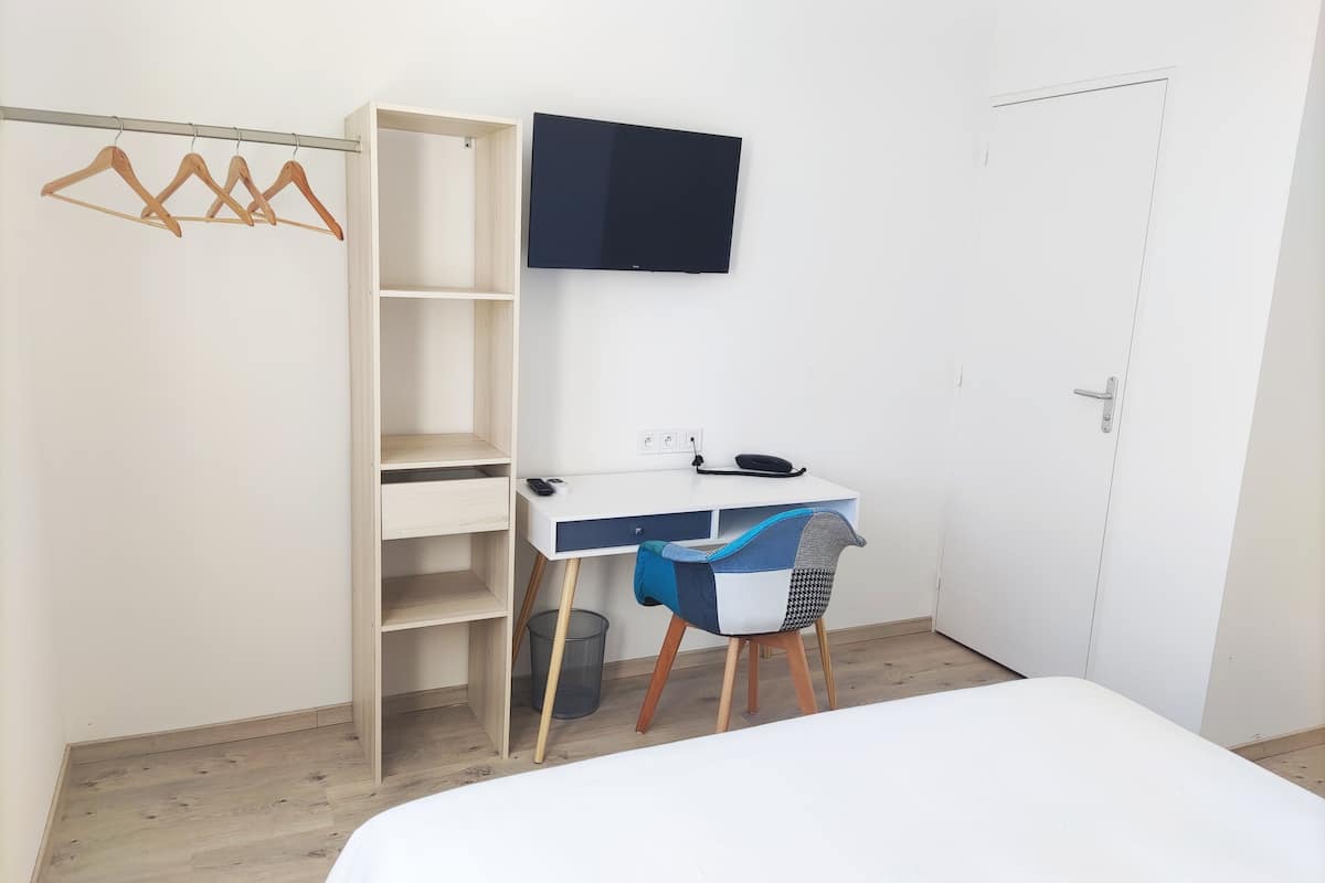 Standardzimmer | Individuell eingerichtet, Schreibtisch, laptopgeeigneter Arbeitsplatz