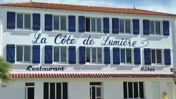 Petit déjeuner, déjeuner et dîner servis sur place