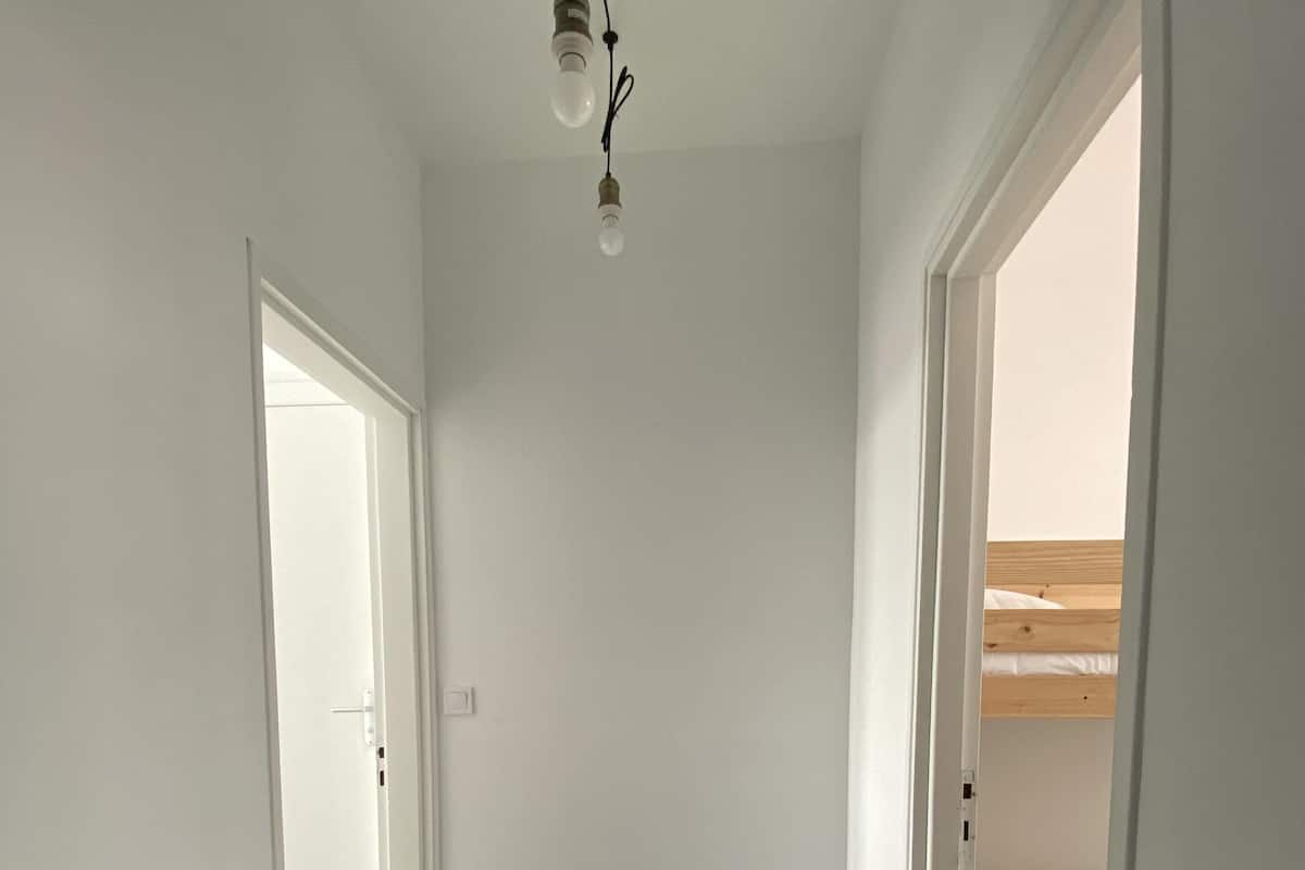 Familienzimmer | Individuell eingerichtet, Schreibtisch, laptopgeeigneter Arbeitsplatz