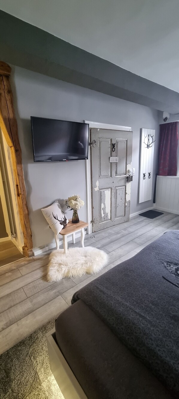 2 عدّة غرف نوم وواي فاي مجانًا وملاءات أسرّة