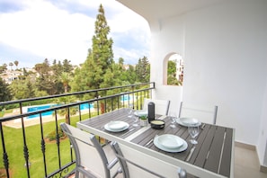 Outdoor dining - Riviera del Sol, walking distance to the beach (Mijas Costa)