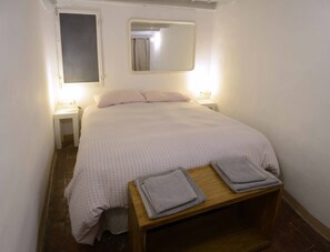 1 habitación, escritorio, tabla de planchar con plancha y wifi gratis 