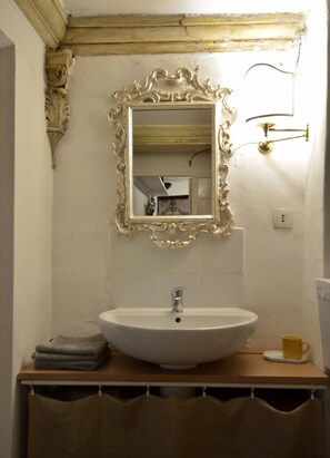 Douche, sĂšche-cheveux, serviettes fournies, savon