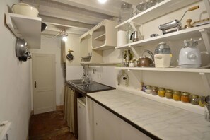 Kühlschrank, Ofen, Herdplatte, Wasserkocher mit Kaffee-/Teezubehör