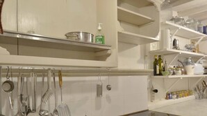 Coffee/tea maker, fridge, oven, stovetop