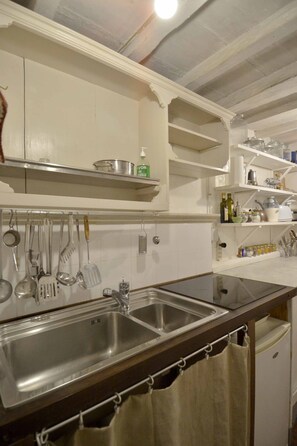 Fridge, oven, stovetop, coffee/tea maker