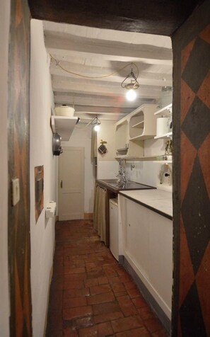 Refrigerador, horno, parrilla de estufa y cafetera y tetera 