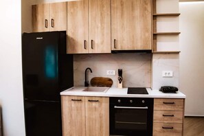 Luxe appartement, 1 slaapkamer | Privékeuken | Een koelkast/vriezer, een oven, een kookplaat, een waterkoker