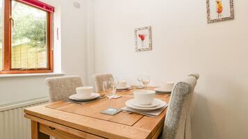 Casa de campo | Cocina privada | Refrigerador, tetera eléctrica, tostadora y utensilios de cocina