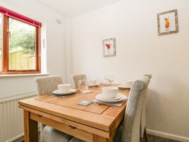 Cottage | Private kitchen | Fridge, electric kettle, toaster, cookware/dishes/utensils