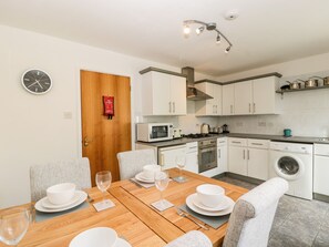 Cottage | Privékeuken | Een koelkast, een waterkoker, een broodrooster