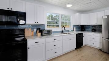 Een koelkast, een magnetron, een oven, een kookplaat