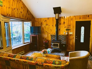 Smart TV, fireplace - Gorgeous 3 bed rooms waterfront cottage on Kennebec Lake (Arden)