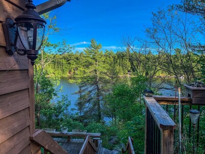 Gorgeous 3 bed rooms waterfront cottage on Kennebec Lake