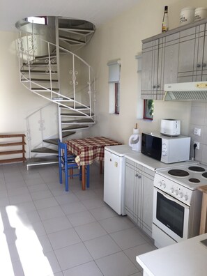 Frigorifero, microonde, forno, macchina per tè/caffè