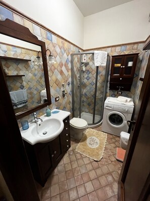 Ensemble baignoire-douche, bidet