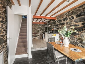Cottage | Private kitchen | Fridge, electric kettle, toaster, cookware/dishes/utensils - Arran House (Barmouth)