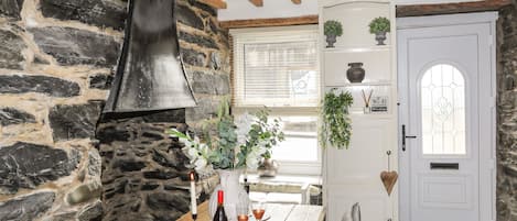 Cottage | Private kitchen | Fridge, electric kettle, toaster, cookware/dishes/utensils