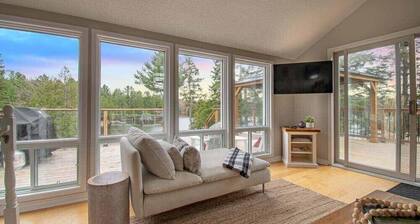 Lakeside Cove - Newly-Renovated Cottage w/ Great Swimming, Foosball Table, AC