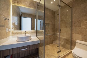 Deluxe Condo | Bathroom | Shower, towels - Caroline PH - At Bahay Condos (Playa del Carmen)