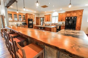 Fridge, microwave, oven, stovetop - Tamarack Haven close to Glacier Park, Whitefish! (Columbia Falls)